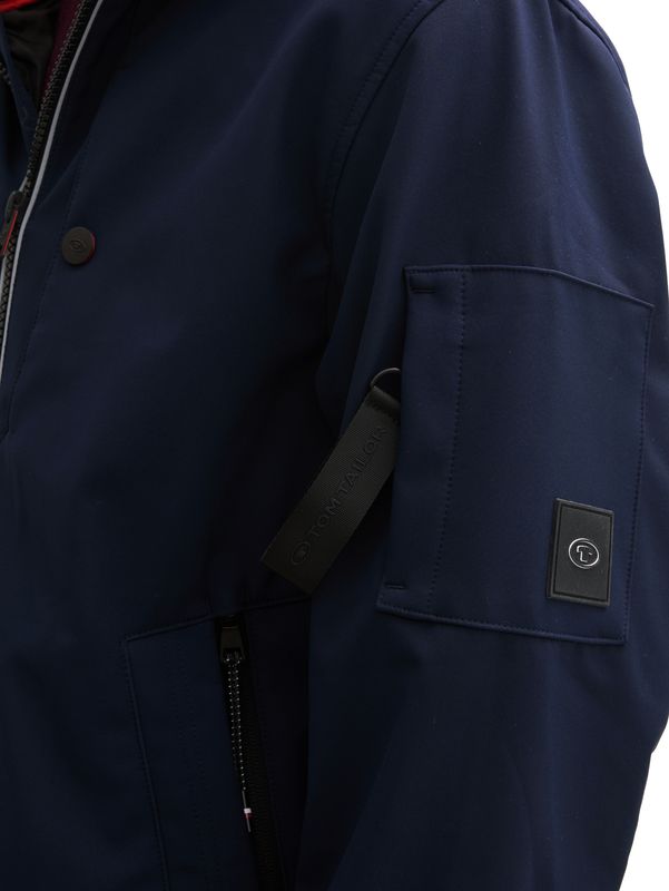 Softshell Jacke mit verstellbarer Kapuze