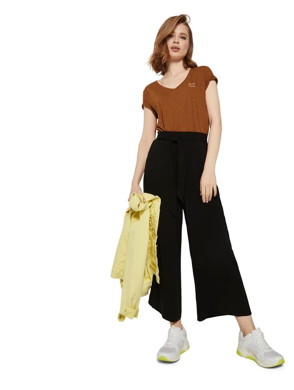 basic v-neck tee with embro