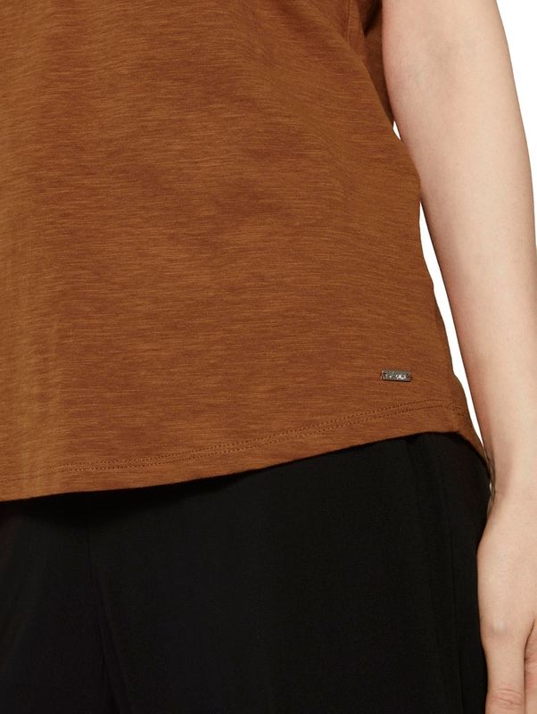 basic v-neck tee with embro