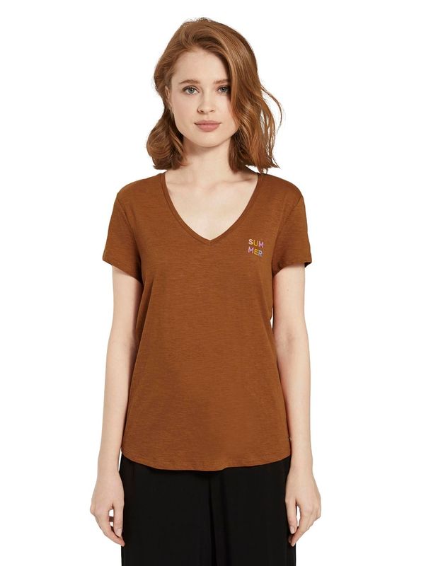basic v-neck tee with embro