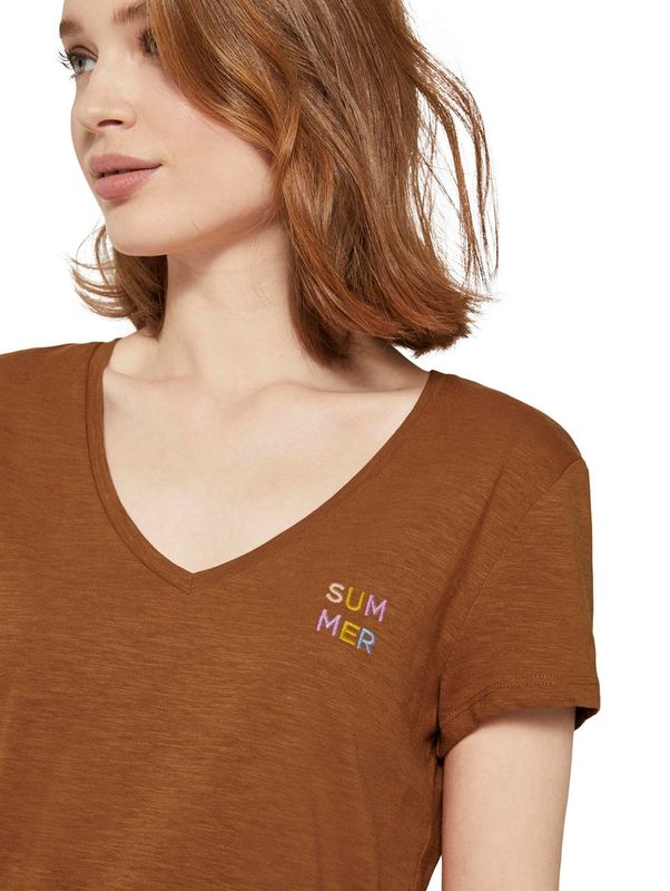 basic v-neck tee with embro