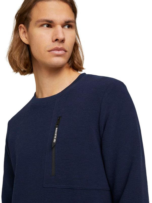 crewneck with zip pocket