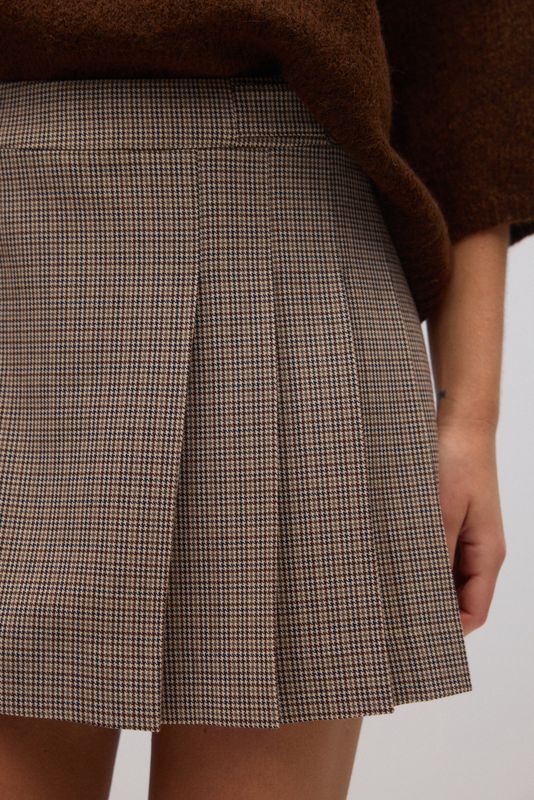 pleated skirt